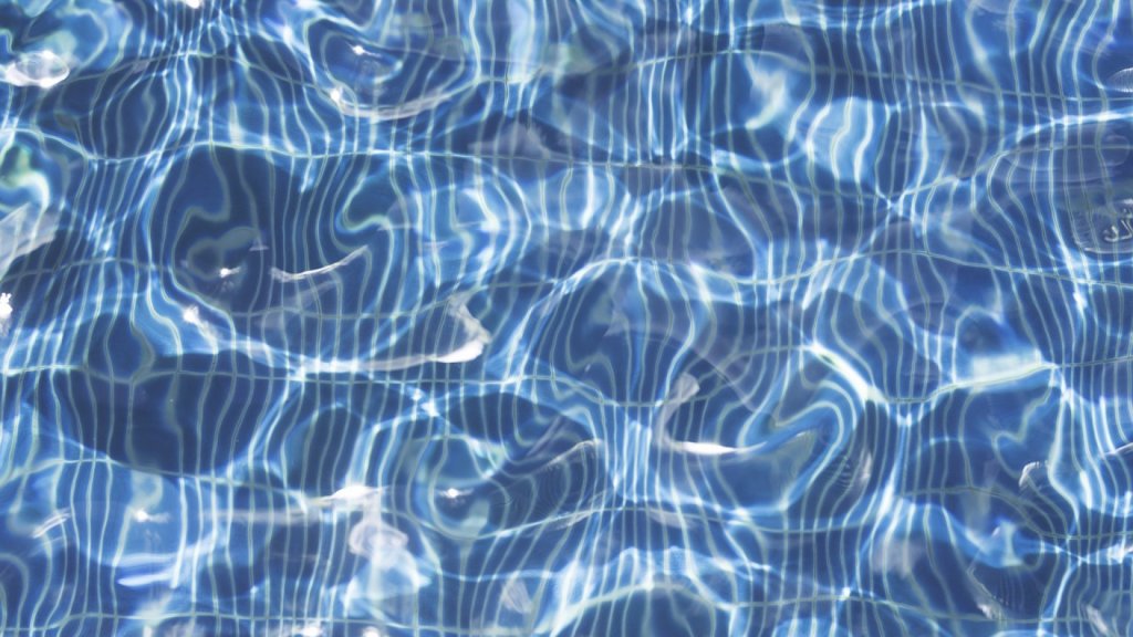 un abri de piscine est à la fois pratique et décoratif