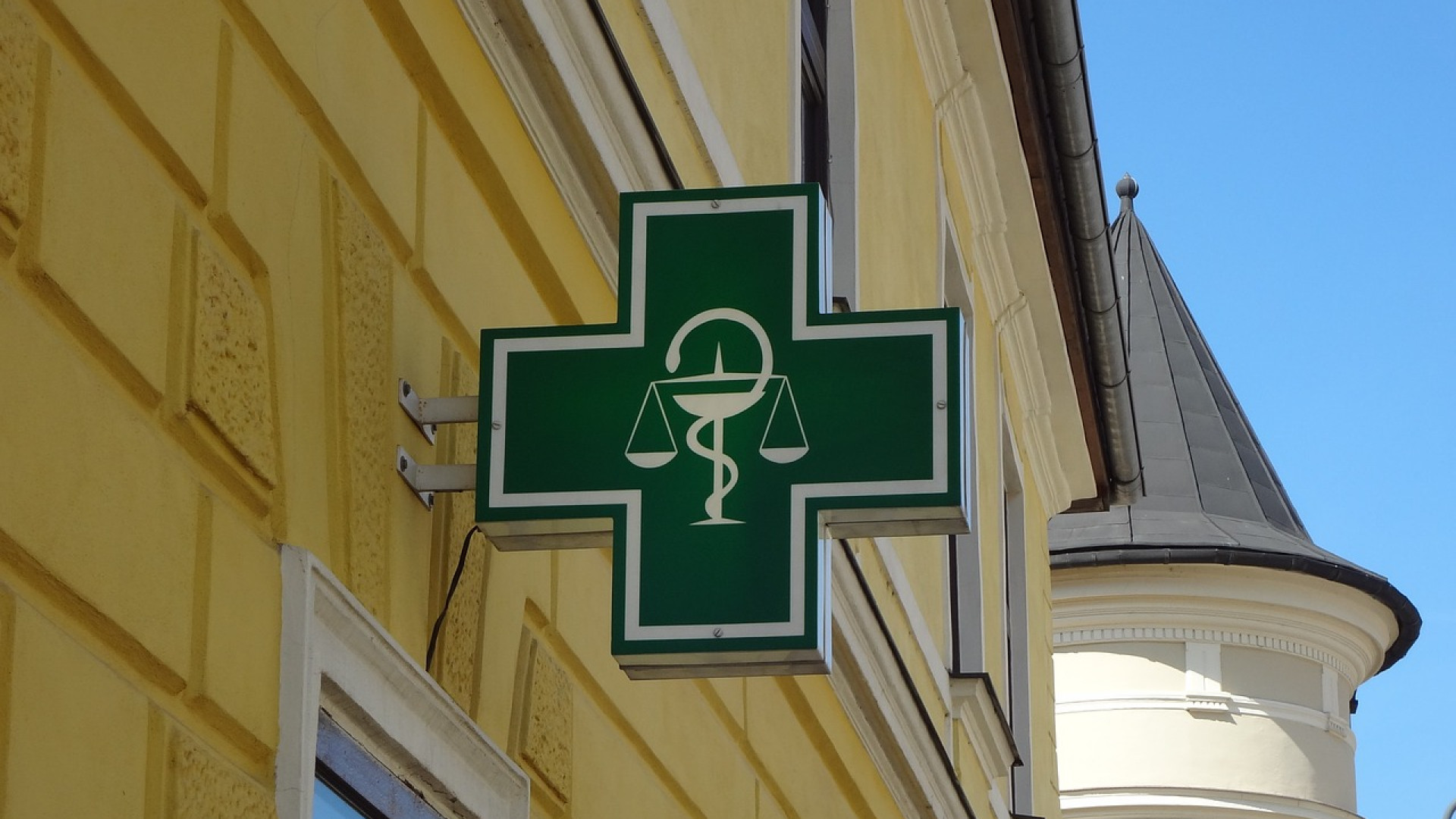 un site et un numéro de téléphone pour contacter une pharmacie ainsi qu’un médecin de garde