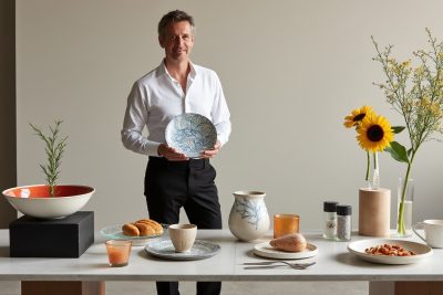 découvrez la collection artistique de tables exquises créée par sergio herman pour serax. un mariage parfait entre design contemporain et savoir-faire artisanal, ces pièces uniques transformeront votre intérieur en un espace d'exception.
