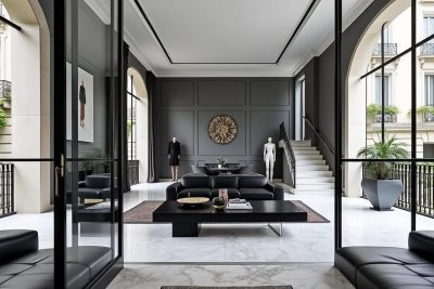 découvrez l'appartement emblématique de karl lagerfeld sur la rue de verneuil à paris, une visite exclusive qui rouvre ses portes pour vous plonger dans l'univers du célèbre créateur.