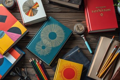 découvrez notre sélection de livres de design incontournables pour stimuler votre voyage artistique et créatif. inspirez-vous avec des ouvrages essentiels alliant innovation et beauté visuelle.